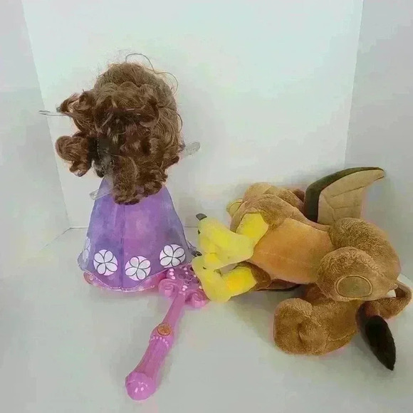 SOFIA THE FIRST MAGIC DANCING DOLL SINGS TALKS - Picture 7 of 17